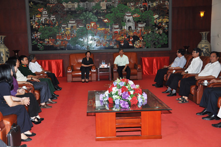 Phó Chủ tịch nước Nguyễn Thị Doan thăm, tặng quà các gia đình chính sách tại Hưng Yên